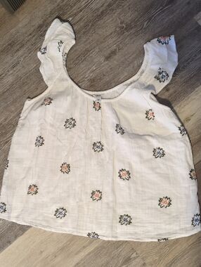 Sonoma White Top with Subtle Floral Accent